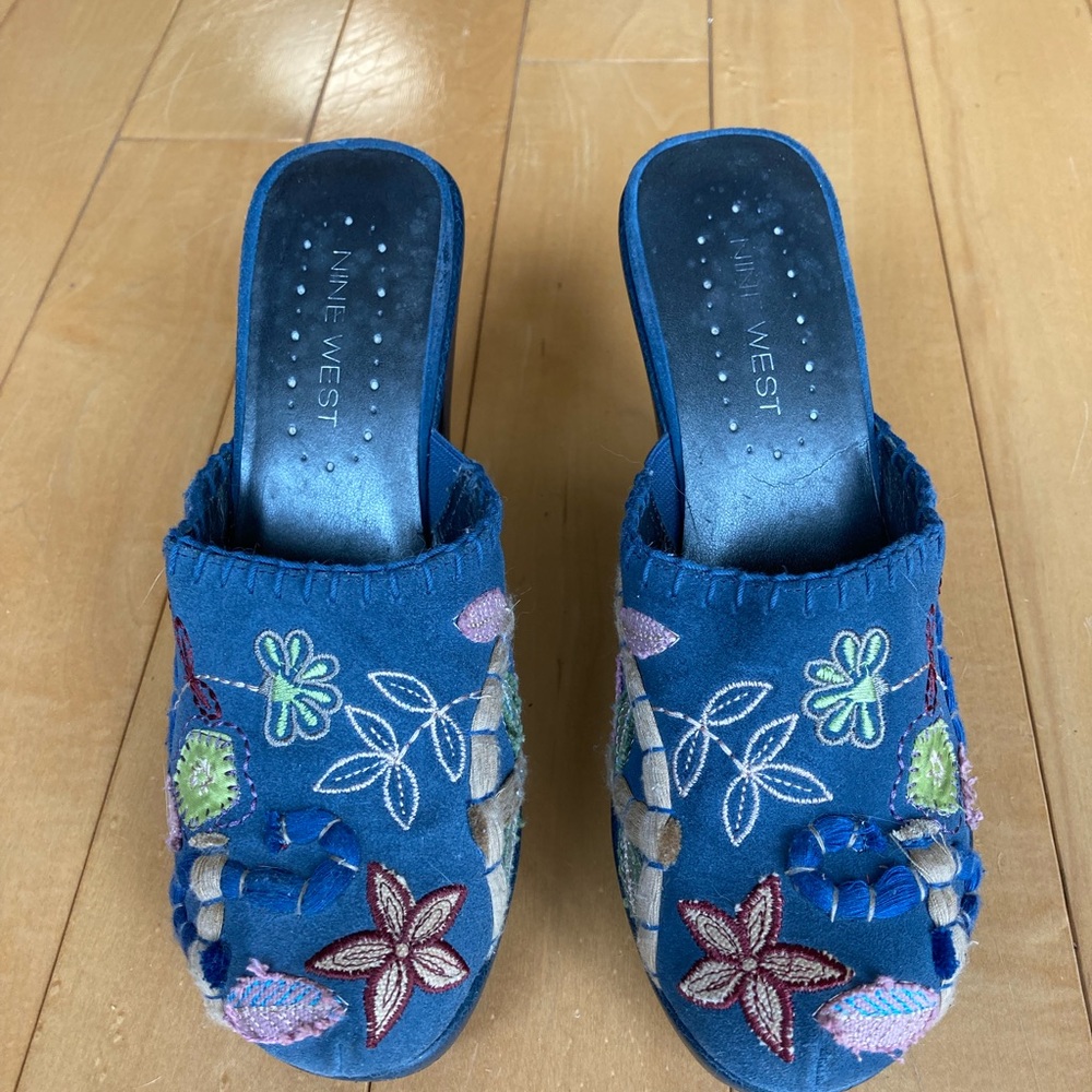 Vintage Nine West embroidered, heeled clogs, size 6